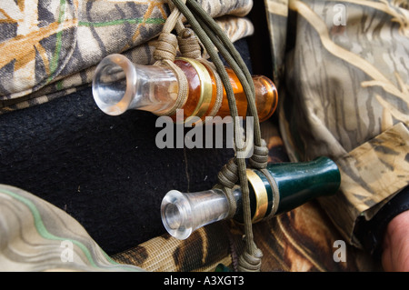 Close-up de l'acrylique d'appels d'oies canards sur la longe autour du cou du chasseur camouflé Banque D'Images