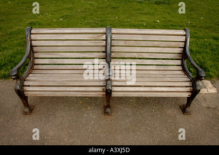 Un banc en bois sur un sentier dans un parc. Banque D'Images