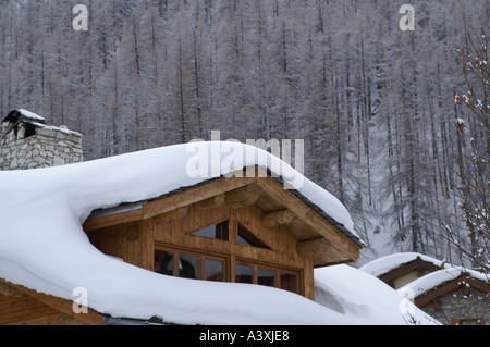 Chalet toits couverts de neige à Val D'Isère Banque D'Images