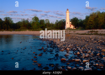 La lumière du matin sur Sturgeon Point phare du lac Huron près Early Michigan Banque D'Images