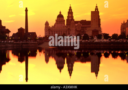 Le Liver Building et Port of Liverpool Building Reflected in Salthouse Dock en nuit, Liverpool, Merseyside, England, UK Banque D'Images