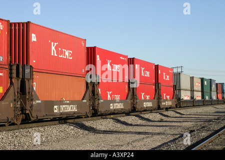 Union Pacific Train de conteneurs gerbés à North Palm Springs Banque D'Images