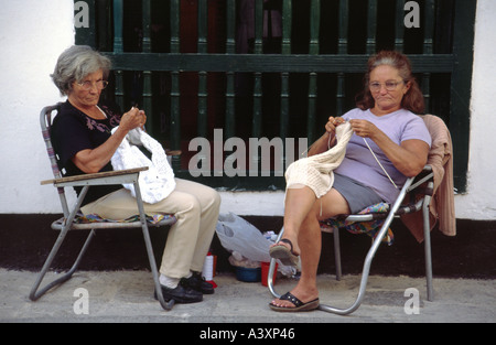 Deux femmes knitting dans la vieille Havane Cuba Banque D'Images