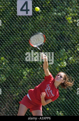 High School Girl Tennis Player desservant Ball Banque D'Images