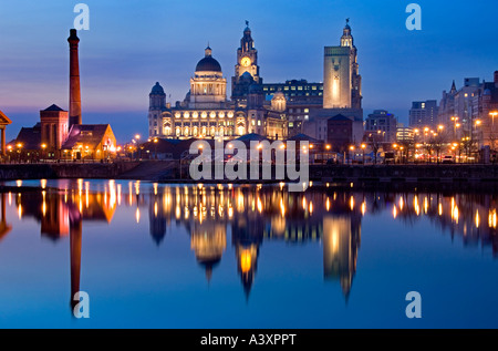 L'Pumphose, Liver Building & Port of Liverpool Building,reflète dans Salthouse Dock, Liverpool, Merseyside, England, UK Banque D'Images