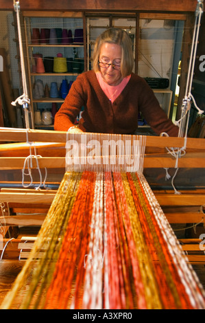 Femme tissage sur métier ancien Moulin Rouge Vermont Jéricho Banque D'Images