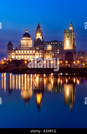 Le Liver Building et Port of Liverpool Building Reflected in Salthouse Dock en nuit, Liverpool, Merseyside, England, UK Banque D'Images