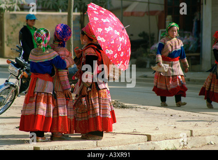 Les femmes de la tribu Hmong en costume traditionnel au marché de BacHa nord du Vietnam Banque D'Images