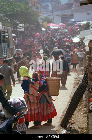 La route de la marché BacHa nord du Vietnam Banque D'Images