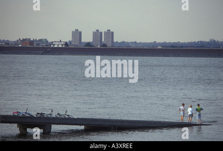 Estuaire de la Tamise Kent Royaume-Uni années 1990 à Gravesend. Les enfants jouent sur Gravesend Pier. En regardant vers le nord en traversant la rivière jusqu'à Essex 1991 HOMER SYKES Banque D'Images