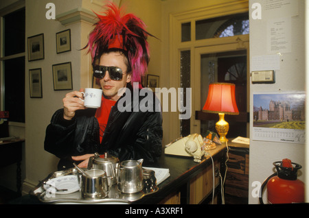 Tony James musicien chanteur avec punk SIGUE SIGUE SPUTNIK dans petit Hotel Newcastle upon Tyne 1980 French pop rock groupe Royaume-uni HOMER SYKES Banque D'Images