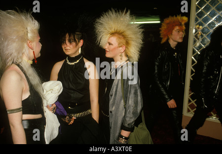 Nouveau culte de jeunesse Romantics ressemble au mouvement Punk Newcastle upon Tyne. Cyber punk groupe fans avec de grands cheveux.1980 1986 UK HOMER SYKES Banque D'Images
