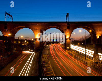 Viaduc de Stockport et l''autoroute M60 la nuit, Stockport, Greater Manchester, Angleterre, RU Banque D'Images