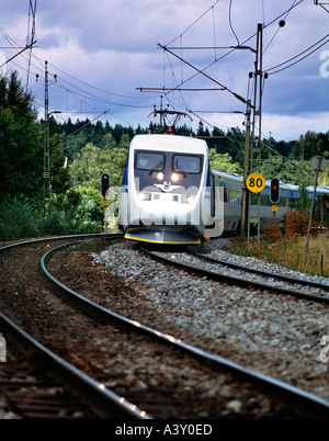 Un train pendulaire X2000 L'arrondissement d'un virage à proximité de Sodertalje (Suède). Banque D'Images