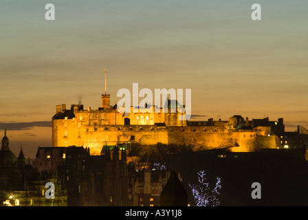 dh CHÂTEAU D'ÉDIMBOURG Château D'ÉDIMBOURG nuit illuminé Château écossais au crépuscule coucher de soleil Ecosse icône temps emblématique gratte-ciel spectaculaire châteaux dans personne sombre Banque D'Images