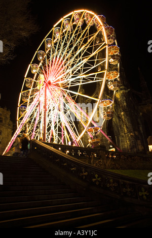 dh PRINCES ST JARDINS EDIMBOURG Grande roue Ferris hiver Wonderland Funfair nuit parc d'expositions bigwheel parc d'expositions promenades noël grand carrousel Banque D'Images