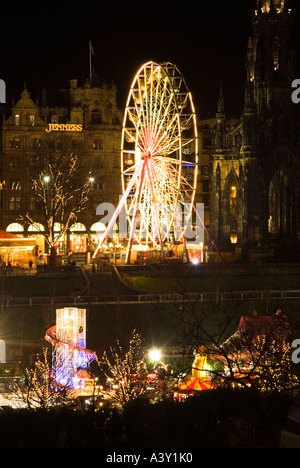 Dh Les Jardins de Princes Street Gardens Edinburgh PRINCES ST Grand tour de roue hiver fête foraine la nuit du Nouvel An Banque D'Images