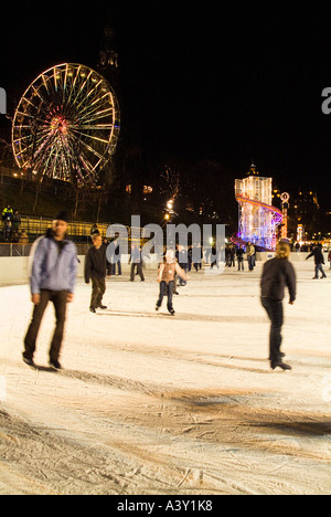 dh Winter Wonderland PRINCES ST GARDENS ÉDIMBOURG patineurs sur glace Patinoire Fête de l'an Noël patinage en plein air scotland patinage en glace Banque D'Images