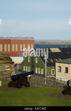 Dh Fort Charlotte SHETLAND LERWICK Cannon donnant sur Stewart Building Banque D'Images