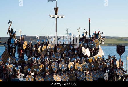 dh Up Helly AA procession LERWICK SHETLAND Guizer Jarl traditionnel Viking sqaud sur la galère de long navire vikings parade de bateau long festival écossais Banque D'Images