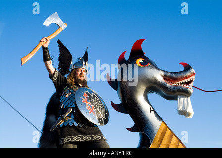 dh Up Helly AA procession LERWICK SHETLAND Guizer Jarl Viking long galley prow ax norse navire guerrier historique longboat ecosse Banque D'Images