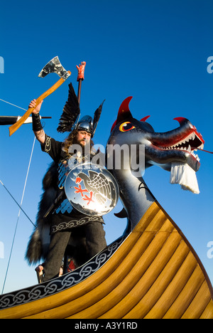 dh Up Helly AA procession LERWICK SHETLAND Jarl Viking navire de long Galley Moogi prow man navire guerrier shetlands bateau dragon Banque D'Images