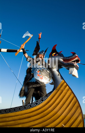 dh Up procession Helly AA LERWICK SHETLAND Norse Jarl Viking Galley Moogi prow yell roar navire guerrier shetlands écosse Banque D'Images