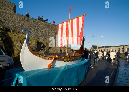 Dh jusqu'Helly Aa Junior SHETLAND LERWICK procession Guizer Jarl drakkar viking paradaient squad galley voile Banque D'Images