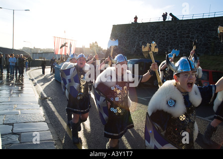 Dh jusqu'Helly Aa acclamations SHETLAND LERWICK procession Guizer Jarl Junior squad paradant drakkar viking galley Kate Banque D'Images