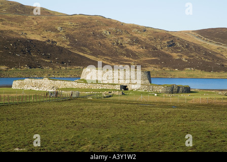 Dh CLICKIMIN BROCH DE L'Âge du Fer SHETLAND fortification défensive broch rive du Loch de Clickimin Banque D'Images