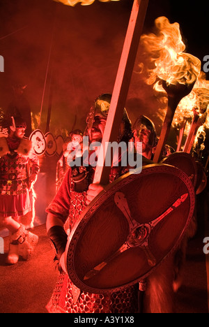 dh Up Helly AA feu procession LERWICK SHETLAND Vikings escortant Fête de la parade de la torche Viking shetlands jarl Squad torches yarl Banque D'Images