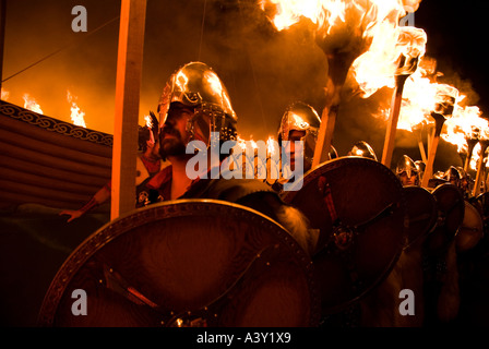 dh Up Helly AA Fire Torch Process LERWICK SHETLAND Vikings Escorter Viking long parade festival torches jarl Squad gens Banque D'Images