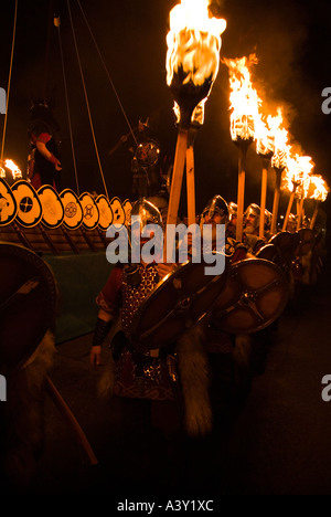 dh Up Helly AA Fire procession LERWICK SHETLAND Vikings Ecosse Viking long navire galley squad torches parade guerriers shetlands Banque D'Images