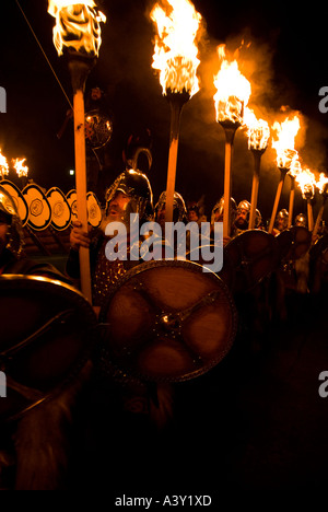 Dh jusqu'Helly Aa procession incendie SHETLAND LERWICK Vikings Viking festival parade torches jarl squad Banque D'Images
