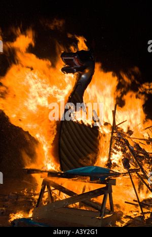 dh Up Helly AA Fire procession LERWICK SHETLAND Viking Longship vous pourrez descendre à bord du bateau en feu longboat festival bonfire scotland boat shetlands Banque D'Images