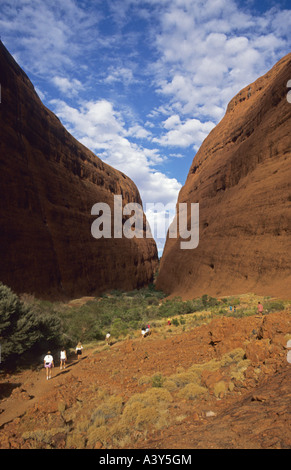 Wanderers à la gorge avec des Olgas, Australie, Territoire du Nord, Tjuta-Nationalpark Uluru-Kata Banque D'Images