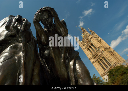 Les Bourgeois de Calais d'Auguste Rodin 1895 DANS L'OMBRE DE LA TOUR VICTORIA, chambres du Parlement de Westminster, Londres, Angleterre Banque D'Images