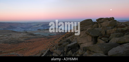 Higger Tor à l'aube avec vue sur la Vallée de Derwent, Peak District National Park, South Yorkshire / Derbyshire, Angleterre Banque D'Images