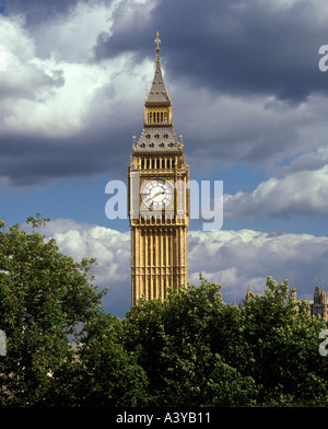 Big Ben vue sur la place du Parlement à partir d'un bâtiment en face c'est un angle de vue unique de la propriété privée Banque D'Images