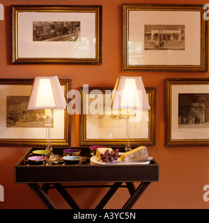 Tasses et de fromages sur le plateau avec des lampes de table Banque D'Images