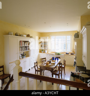 Cuisine-salle à manger dans une maison de famille dans le pays Banque D'Images