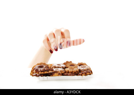 Femme main de dessous la table en attrapant les cookies Banque D'Images