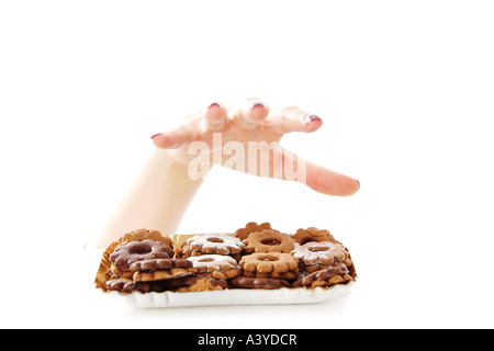 Femme main de dessous la table en attrapant les cookies Banque D'Images