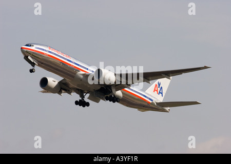 American Airlines Boeing 777-223ER décollant de l'aéroport de Heathrow Banque D'Images