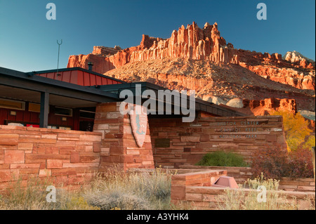 Le Centre des visiteurs le long avec le Château Fruita Capitol Reef National Park Utah Banque D'Images