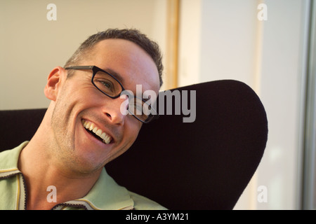 Portrait of laughing man wearing glasses Banque D'Images