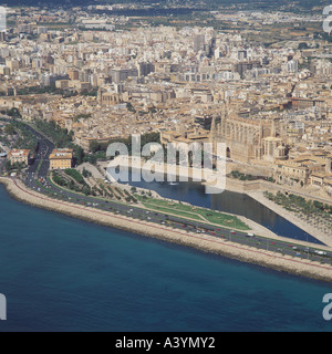 Vue aérienne de Cathedral et Parque del Mar Palma de Majorque Espagne Baléares Banque D'Images