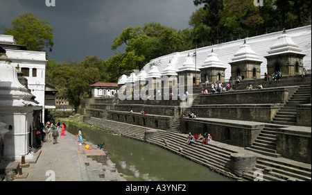 Les ghats de crémation hindou sur les bords de la rivière Bagmati au temple de Pashupatinath sainte à Katmandou, Népal Banque D'Images