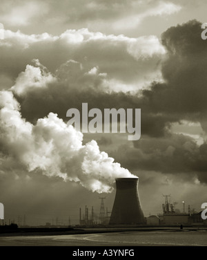 Centrale nucléaire de Doel en Belgique. L'ensemble de l'estuaire de l'Escaut Rivière. Anvers au loin. Ciel dramatique avec la vapeur. Banque D'Images