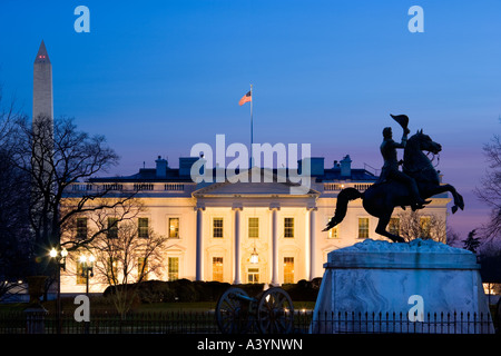 Washington Monument, La Maison Blanche et la statue équestre d'Andrew Jackson à Lafayette Square Washington DC, US la nuit Banque D'Images